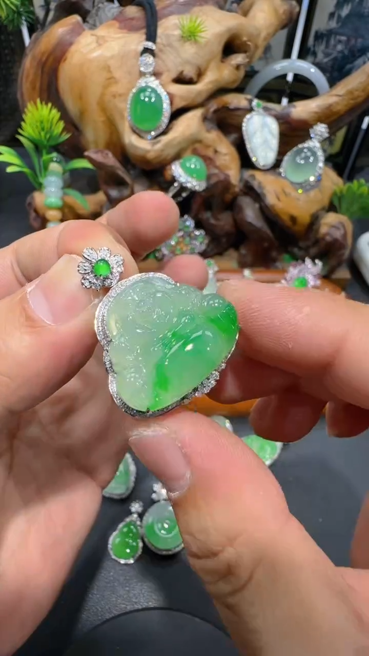 【闪购商品】翡翠吊坠(不含链)18K金镶嵌吊坠