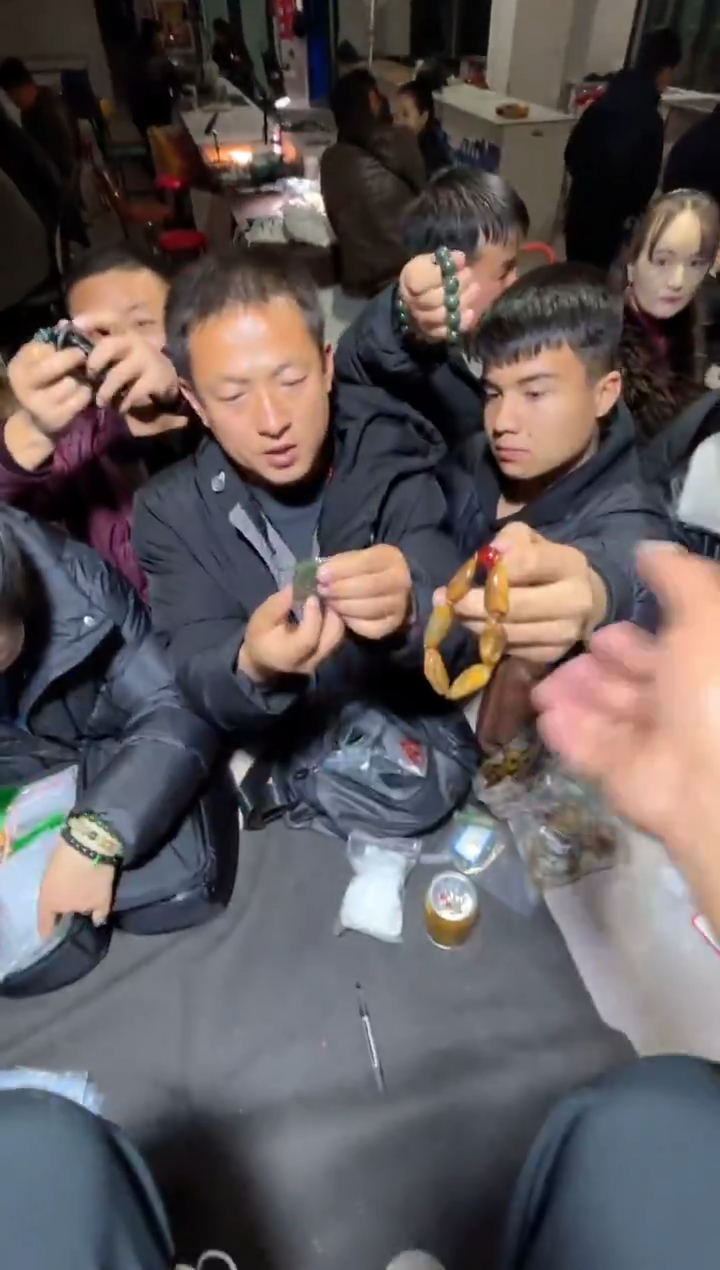 未镶嵌和田玉（糖玉）挂件和田玉