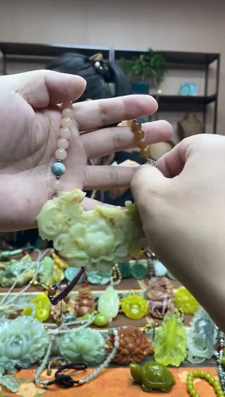 未镶嵌岫玉颈饰·