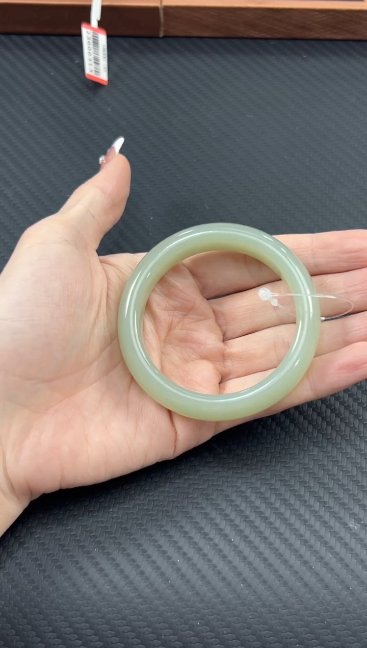 【闪购商品】和田玉手镯未镶嵌且末微色差近矿52手镯