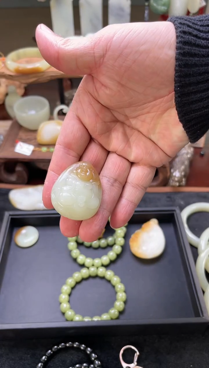 【闪购商品】和田玉吊坠未镶嵌且末金山糖白随形逍遥佛