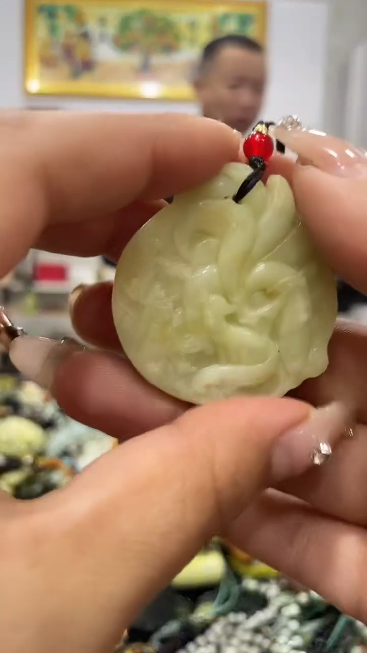 未镶嵌蛇纹石玉颈饰 