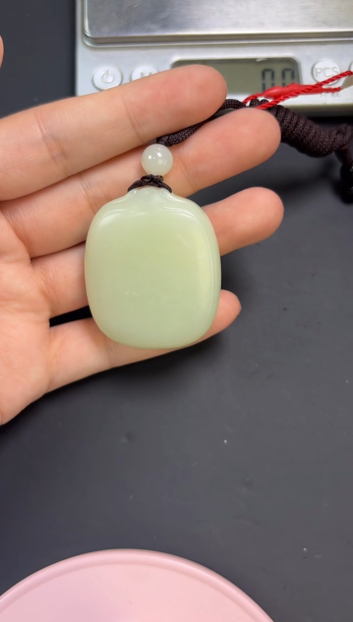 【闪购商品】和田玉吊坠(赠链)未镶嵌且末微色差迪克兰吊坠