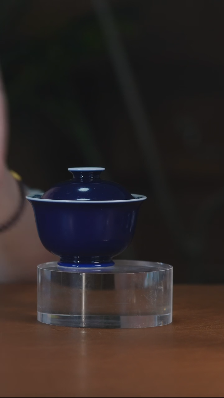 记蓝内绘鱼藻盖碗  