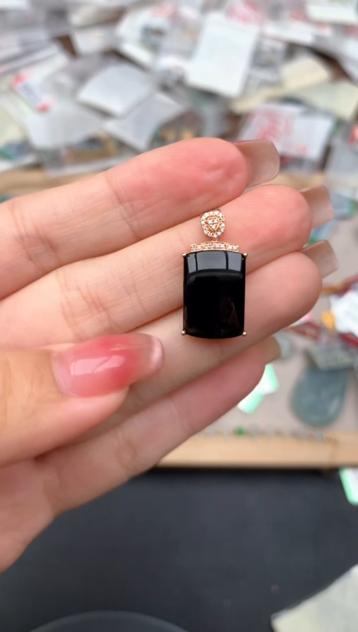 18K金镶嵌挂件翡翠一