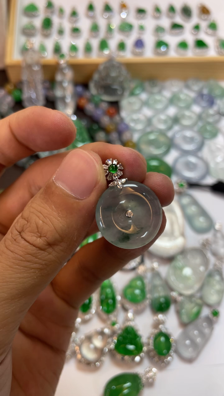 【闪购商品】翡翠吊坠(不含链)18K金镶嵌平安扣