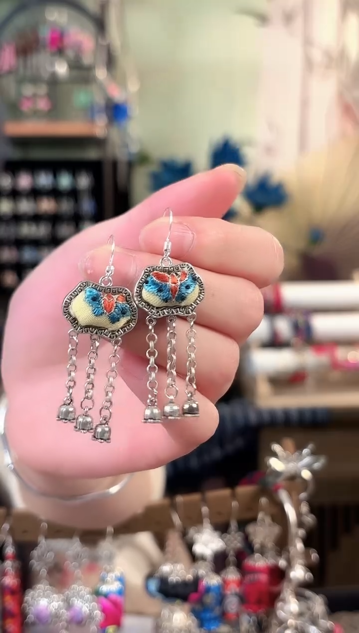 彩云南阁非遗老绣饰品600