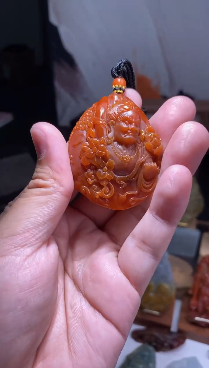 翡翠未镶嵌颈饰不动