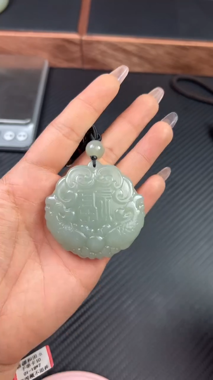 【闪购商品】和田玉吊坠(赠链)未镶嵌且末微色差近矿