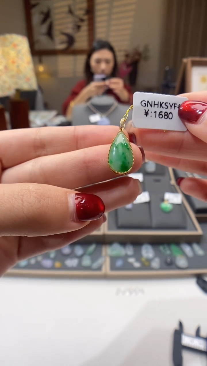 【闪购商品】翡翠颈饰18K金镶嵌水滴