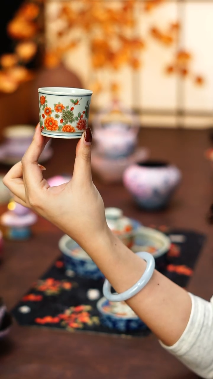 陶栖堂青花红绿彩容天杯