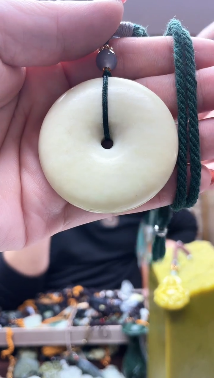 未镶嵌岫玉吊坠··