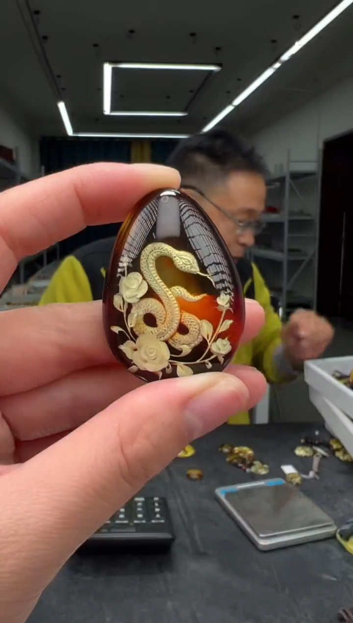 琥珀颈饰未镶嵌蛇