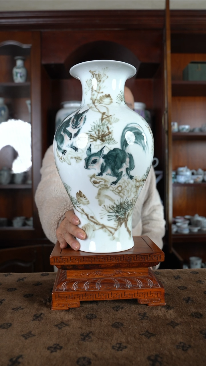 【闪购商品】其他釉下五彩松鼠花瓶