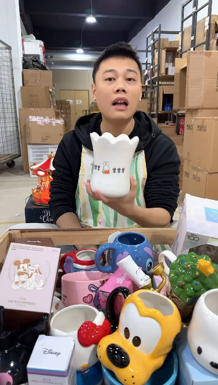 瓷片米菲兔花盆  