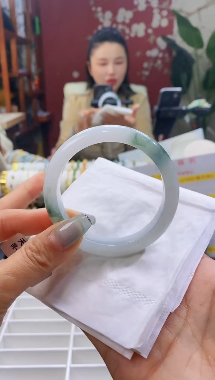 【闪购商品】翡翠手镯未镶嵌28飘花5556/10.9*7.9