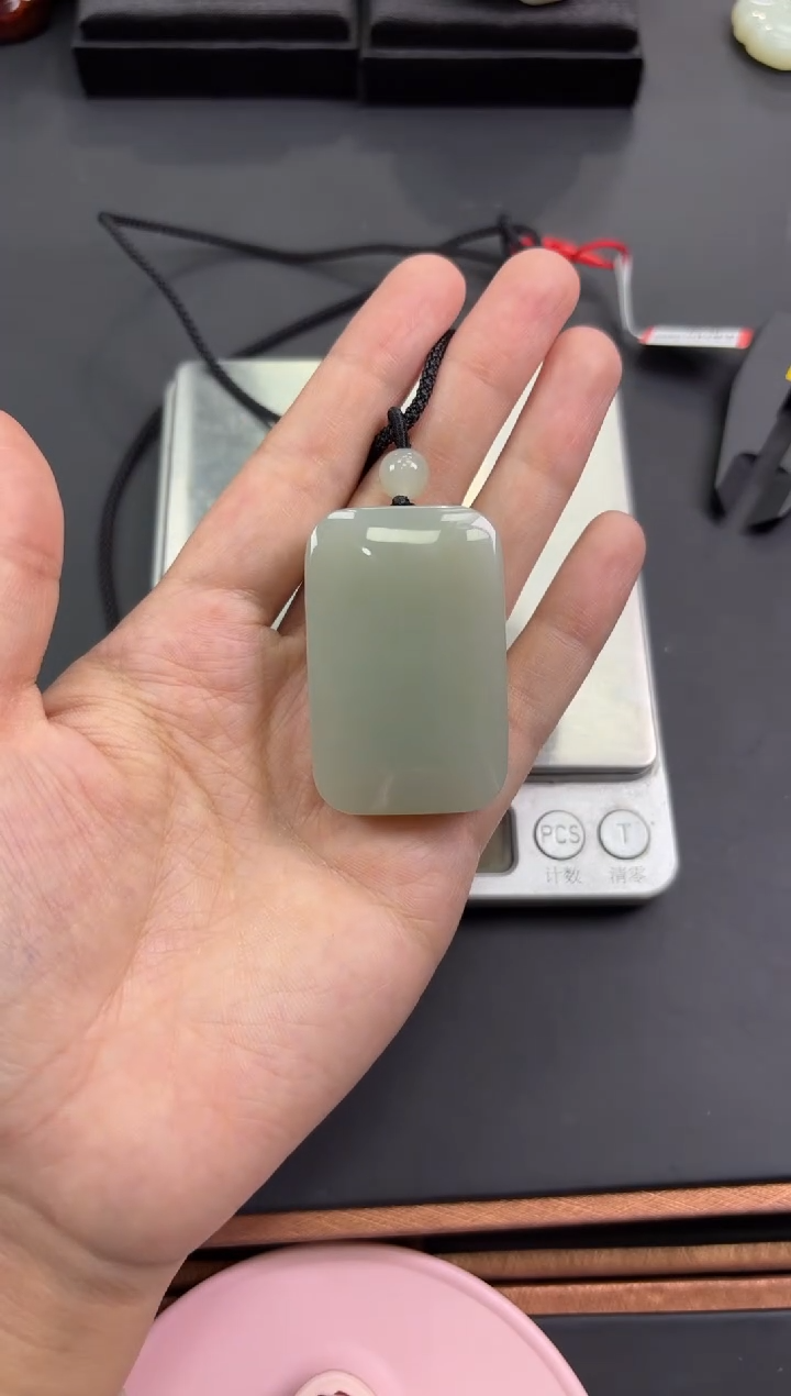 【闪购商品】和田玉吊坠(赠链)未镶嵌且末微色差近矿吊坠