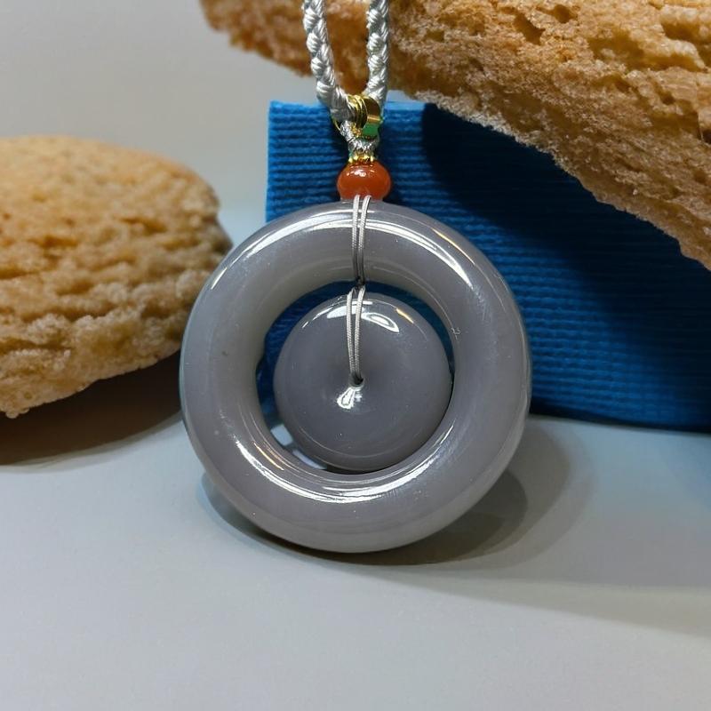 天然和田玉吊坠烟紫色