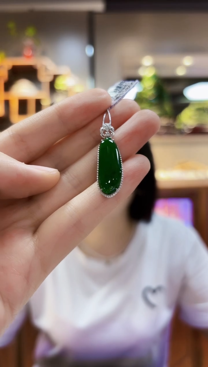 翡翠18K金镶嵌颈饰挂件