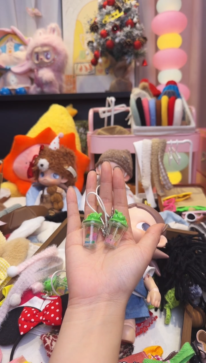 绿色小杯子斜挎嘎子姐