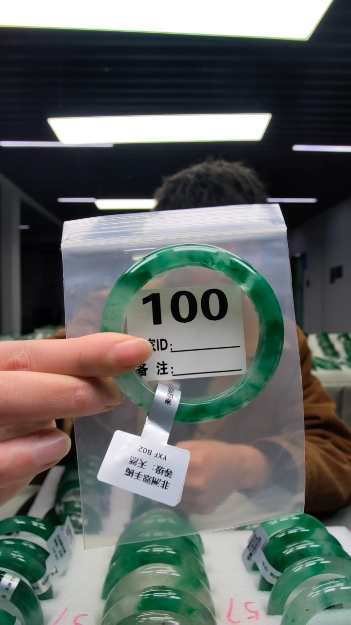 未镶嵌手镯石英质玉（非洲翠）57圈口100