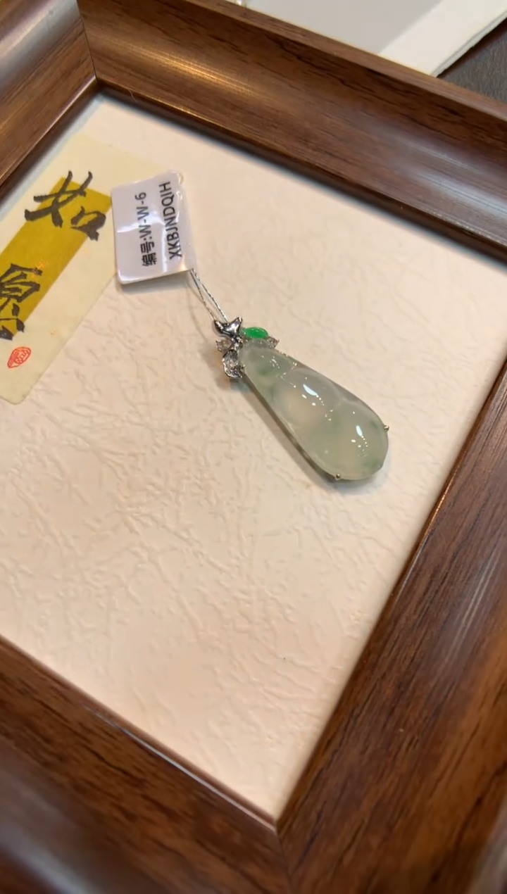 颈饰18K金镶嵌翡翠福豆