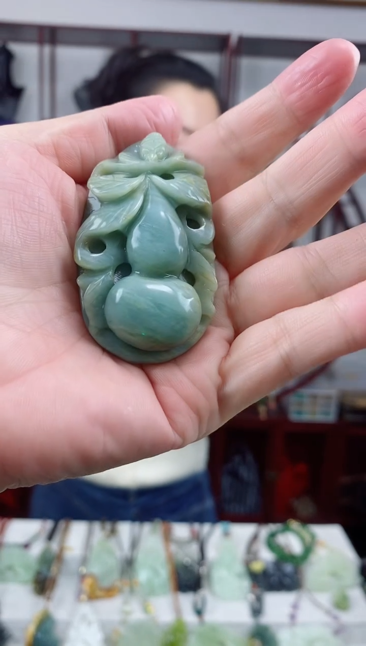 未镶嵌岫玉颈饰1