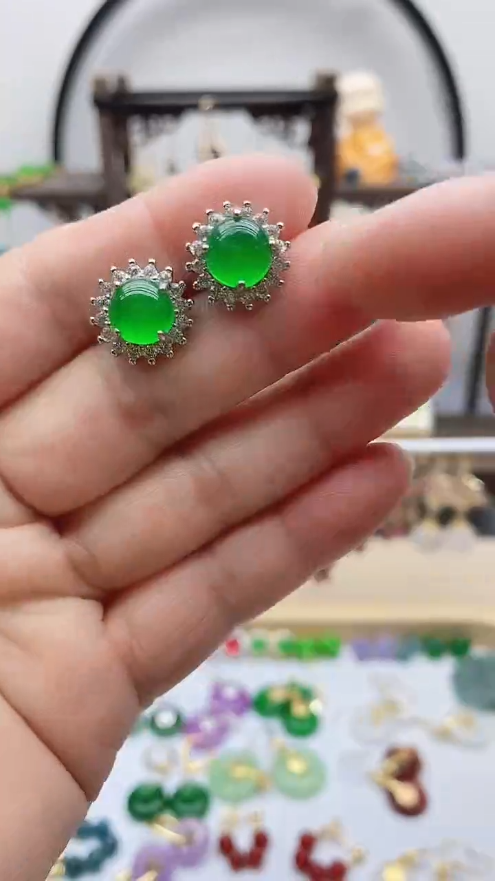 银S925镶嵌石英质玉（天山翠）耳饰500