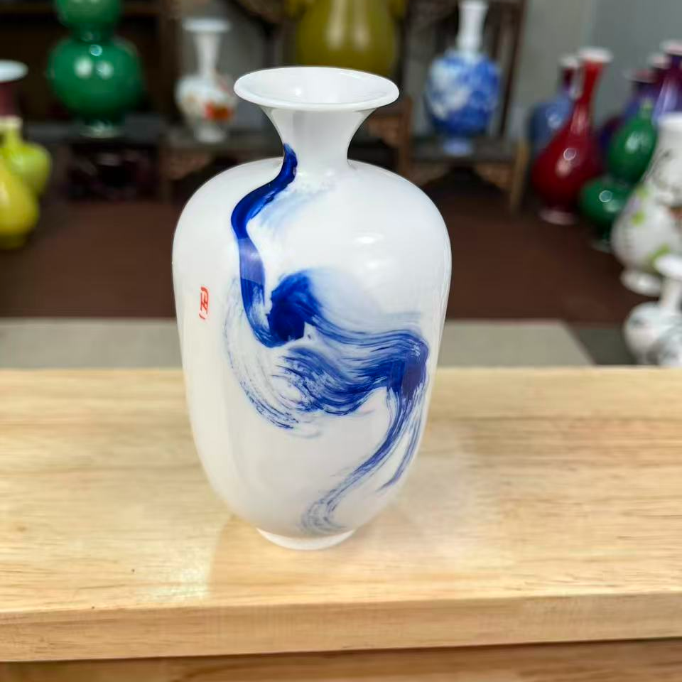 景德镇手工手绘泼墨釉下青花冬瓜瓶