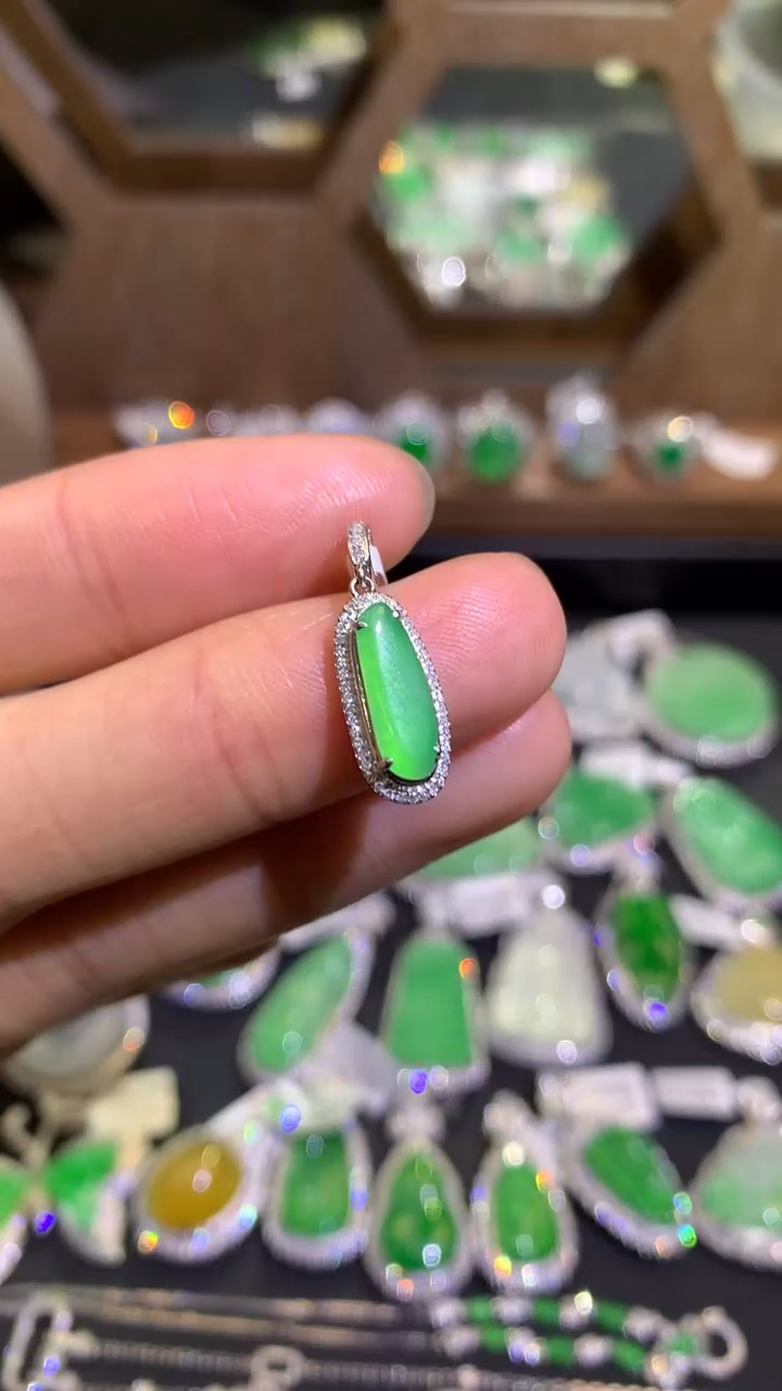 【闪购商品】翡翠吊坠(不含链)18K金镶嵌吊坠
