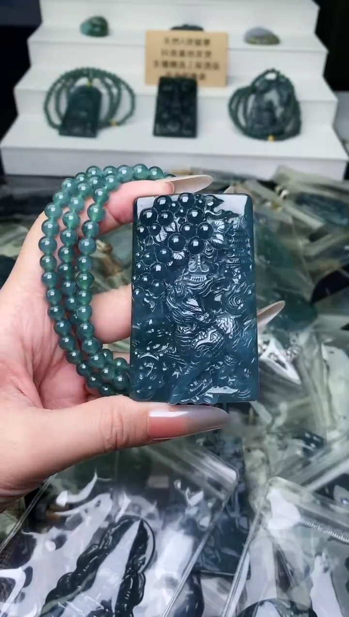 颈饰未镶嵌翡翠 