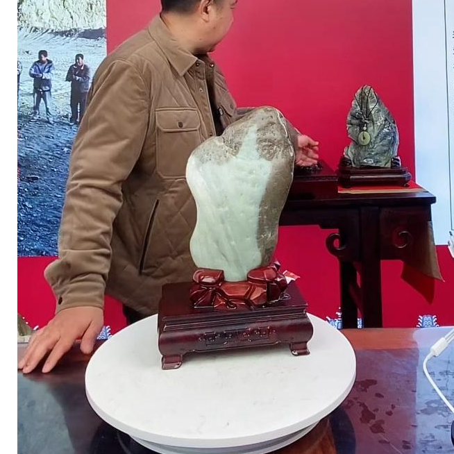 新疆原石摆件带底座发一件编号062