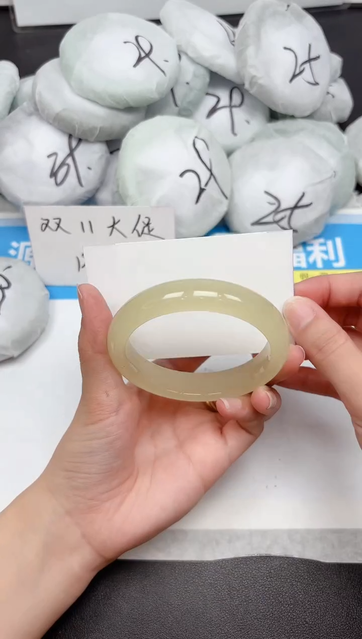 未镶嵌手镯石英质玉257-56.4