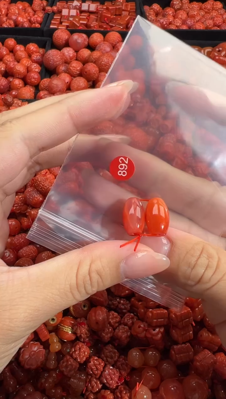 南红玛瑙未镶嵌颈饰1