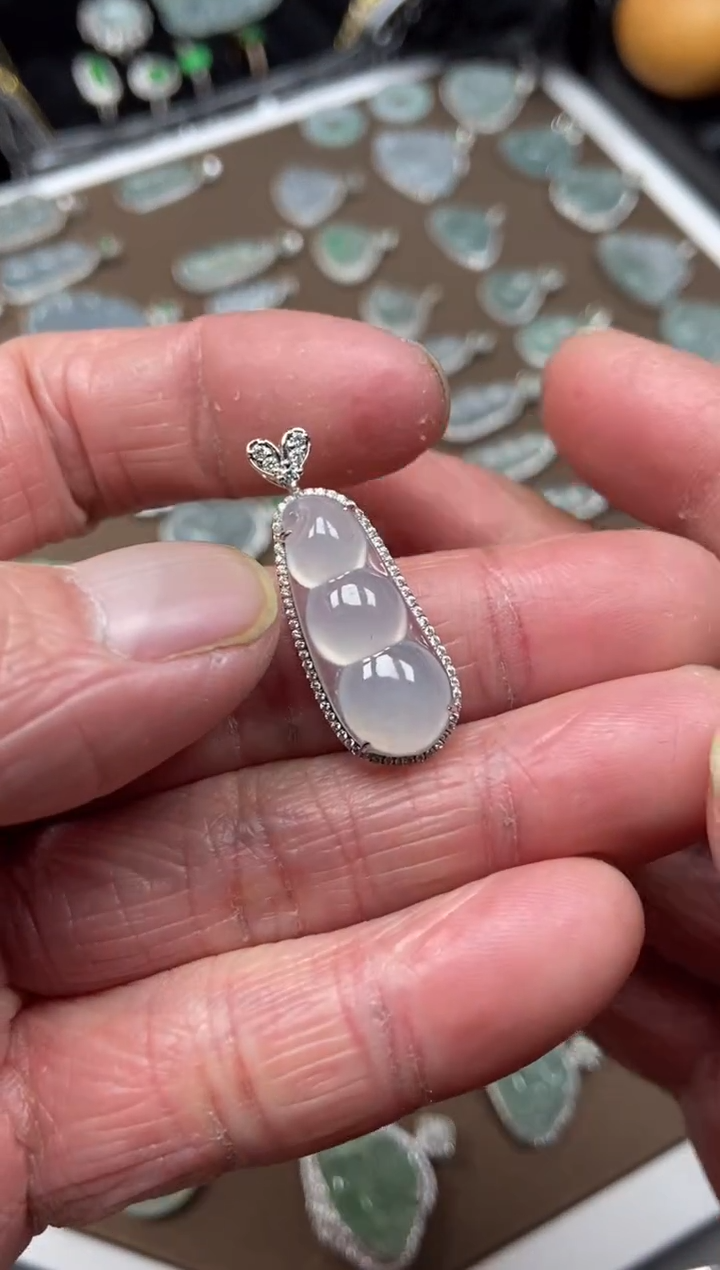 【闪购商品】翡翠吊坠(不含链)18K金镶嵌福豆