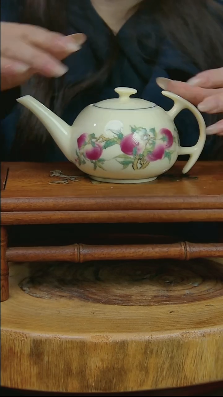 摆件陶黄稀土寿桃直嘴壶