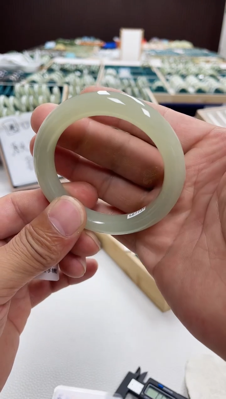 和田玉手镯未镶嵌和田玉手镯