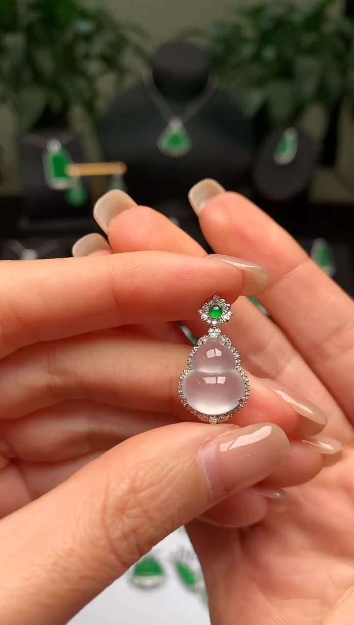 颈饰18K金镶嵌翡翠葫芦