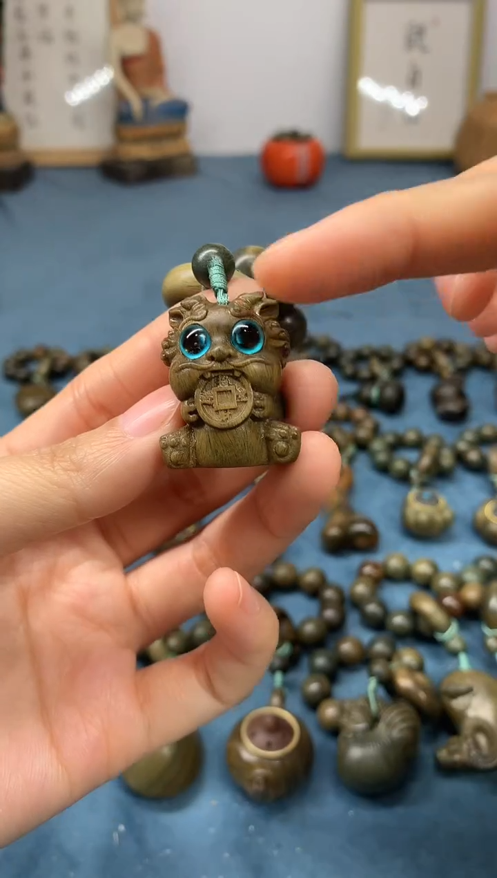 【闪购商品】维腊木（绿檀）把件吞金兽 盘玩件