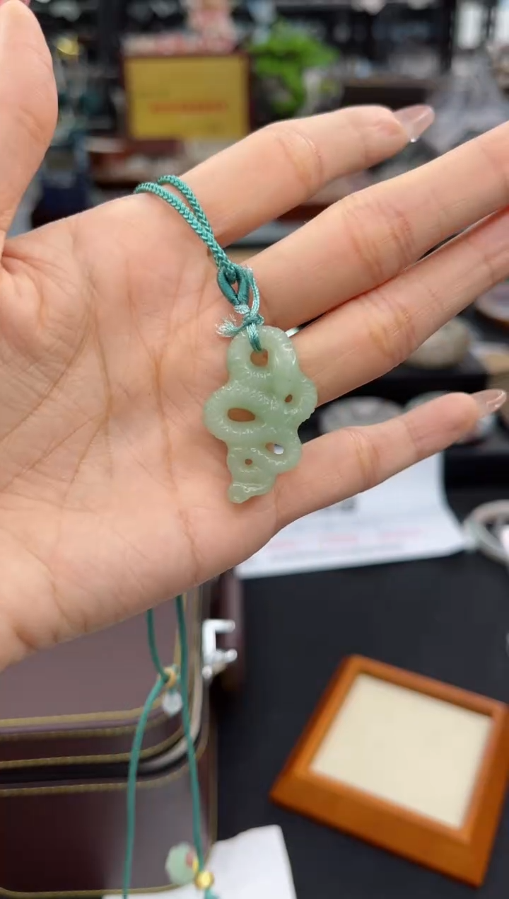 【闪购商品】石英质玉手镯未镶嵌小蛇吊坠 多样性发货