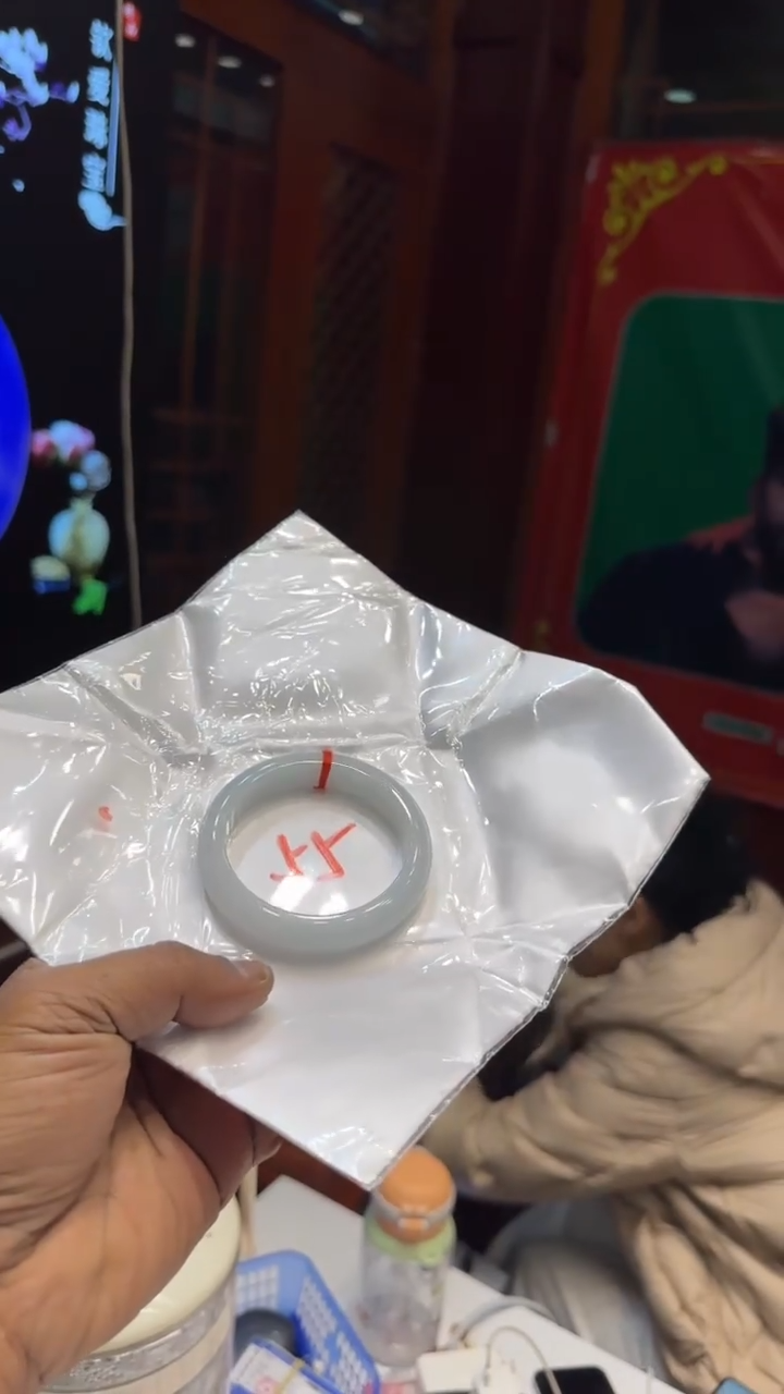 未镶嵌手镯翡翠手镯包容价