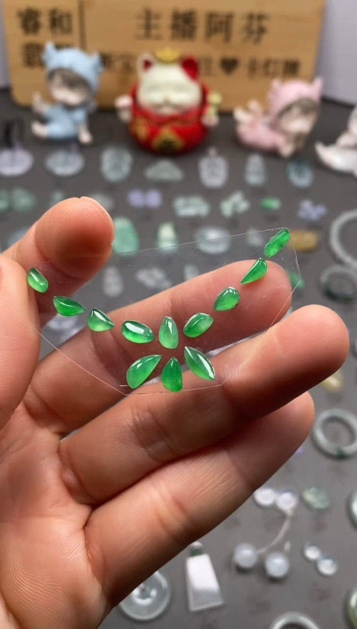 【闪购商品】翡翠颈饰未镶嵌12颗冰阳緑随形/芬