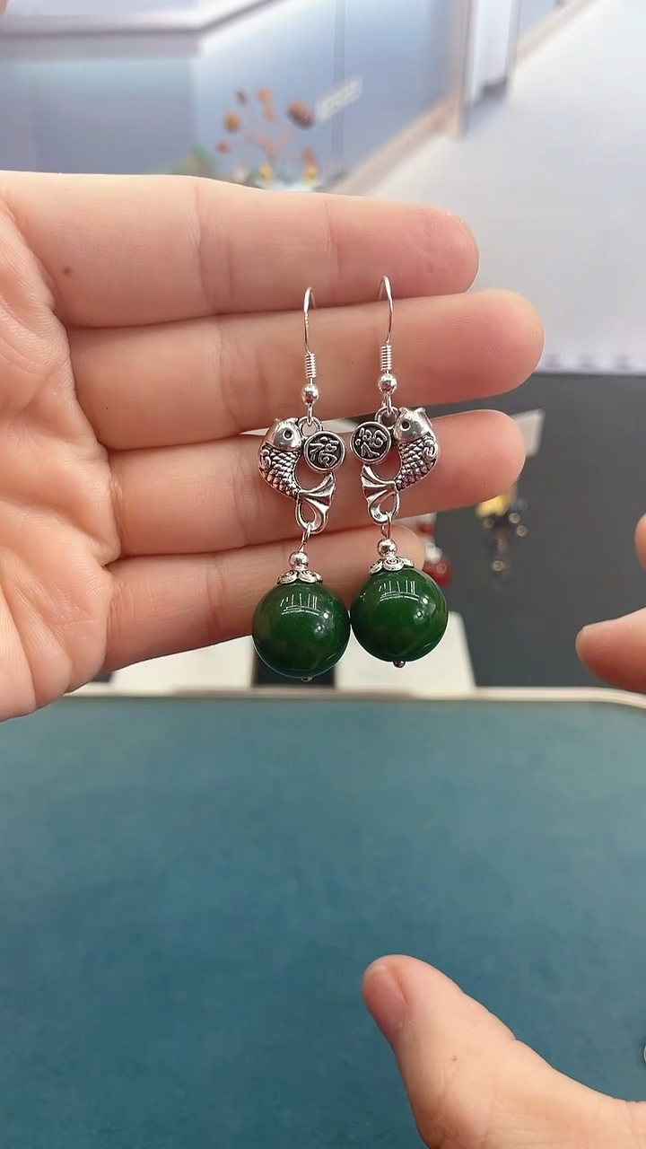 银S925镶嵌和田玉耳饰14mm绿珠小鱼