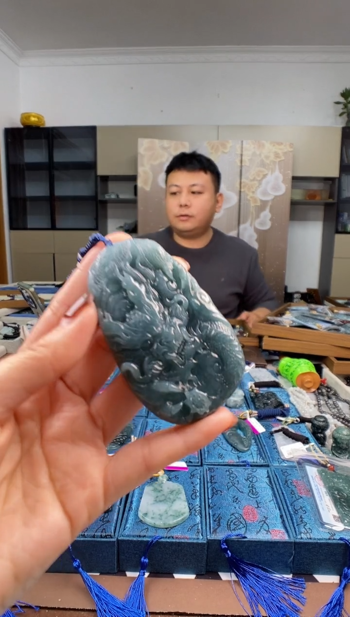 颈饰未镶嵌翡翠  多样性发其一