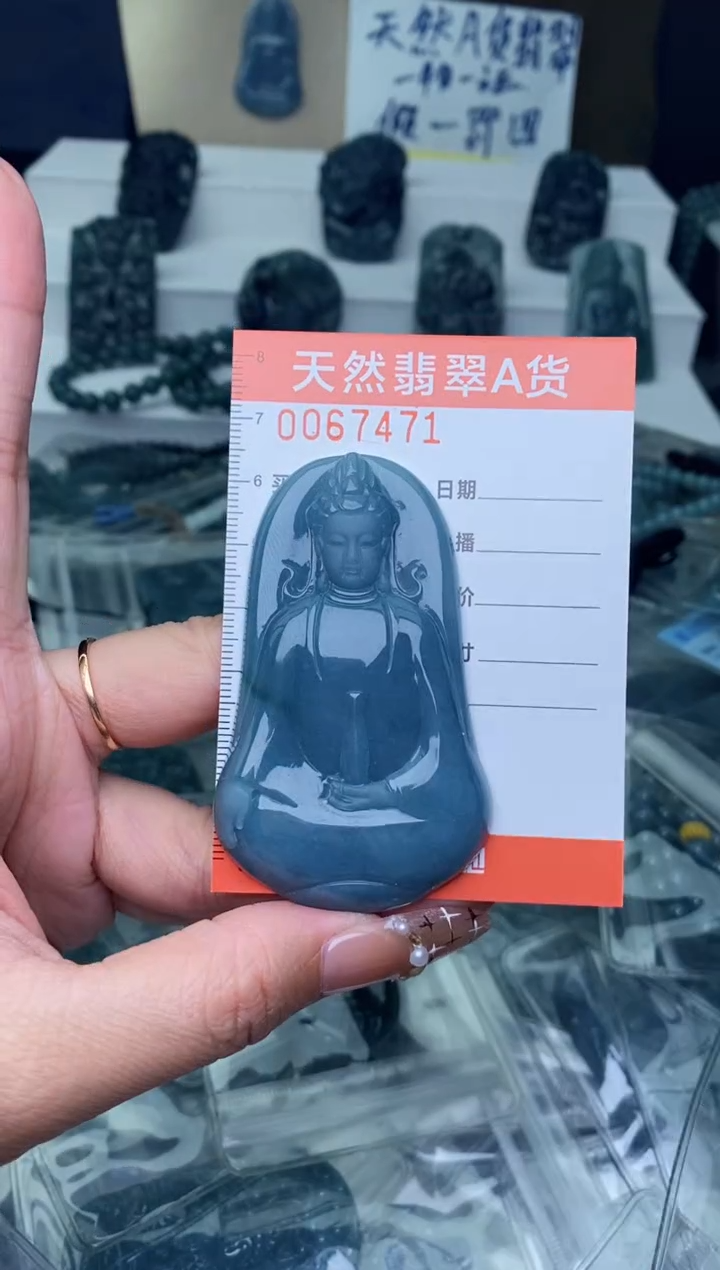 翡翠未镶嵌颈饰················