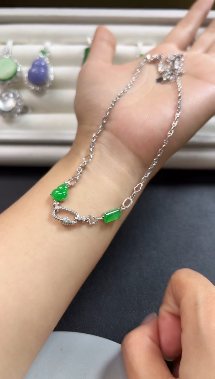 颈饰18K金镶嵌翡翠KHJ1212-033