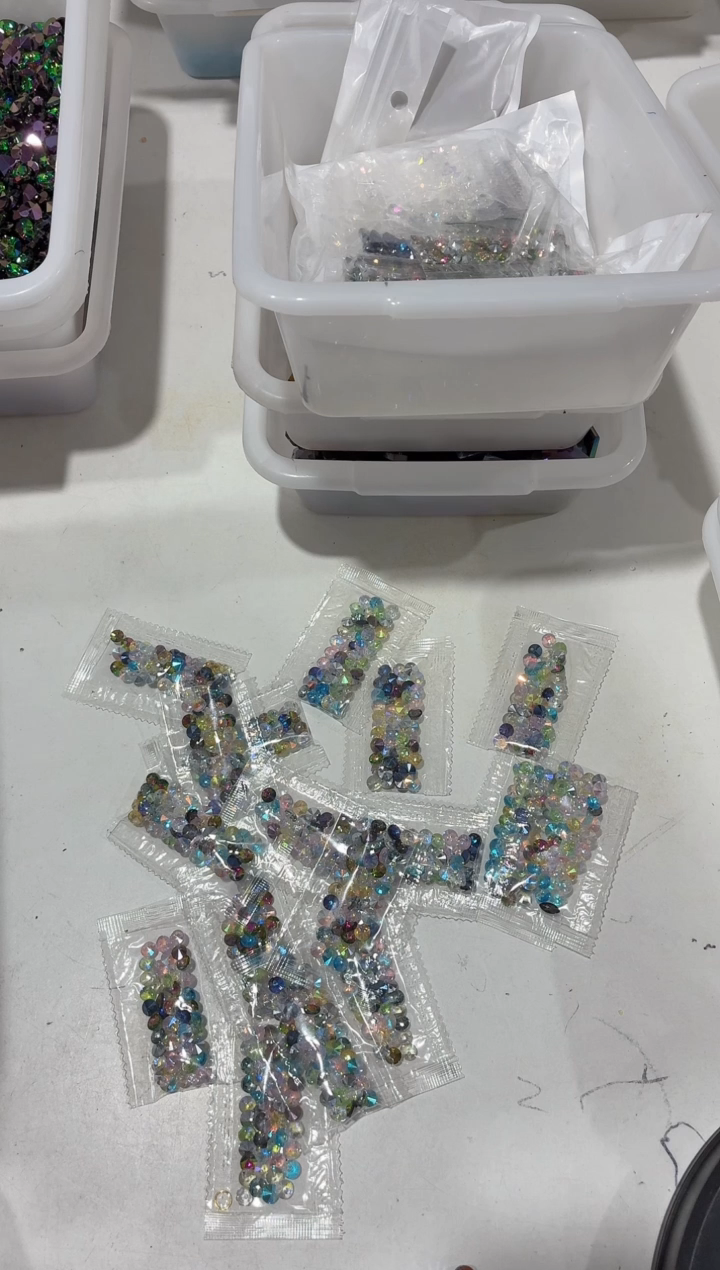 玻璃30024卡6飞蝶片混色50颗