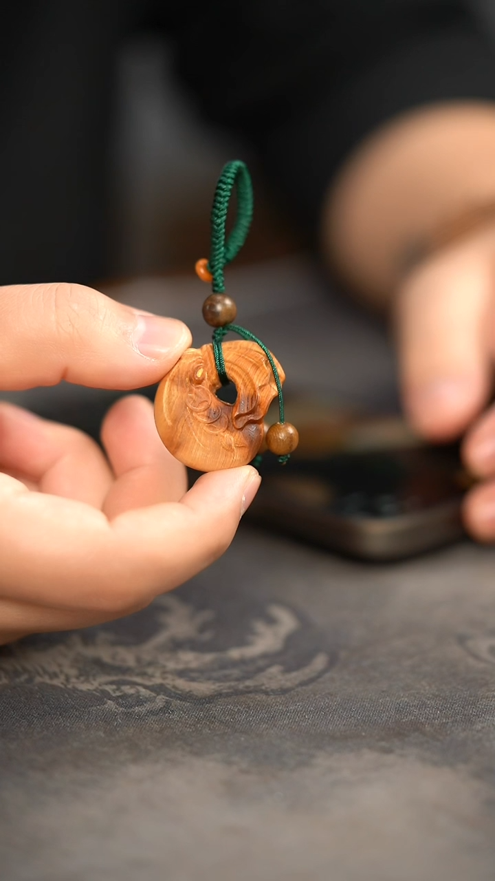 【闪购商品】柏木（崖柏）木雕陈化黑油料袋袋数钱钥匙扣