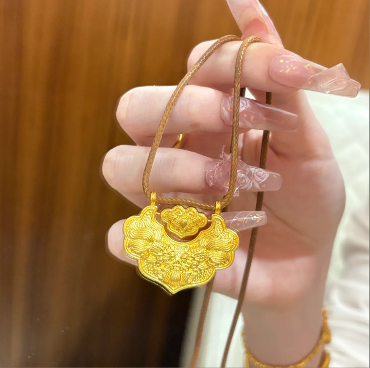 錾刻双鱼锦鲤锁包项链女国风长命锁金色百搭毛衣链