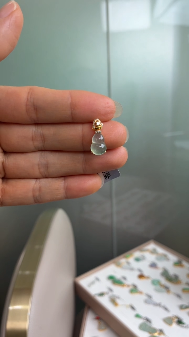 颈饰18K金镶嵌翡翠天然翡翠A货